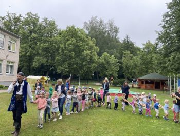 Linksmybės Vaikystės šalyje